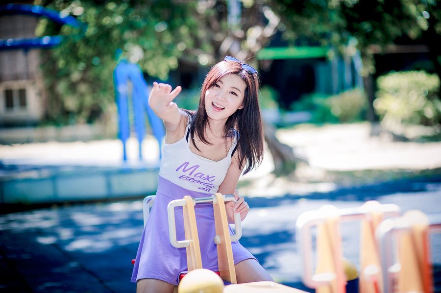 每当我被老师抽到回答问题，我周边的好姐妹一边使劲儿地笑你一边慌忙的翻着答案，这就是伟大的友情。